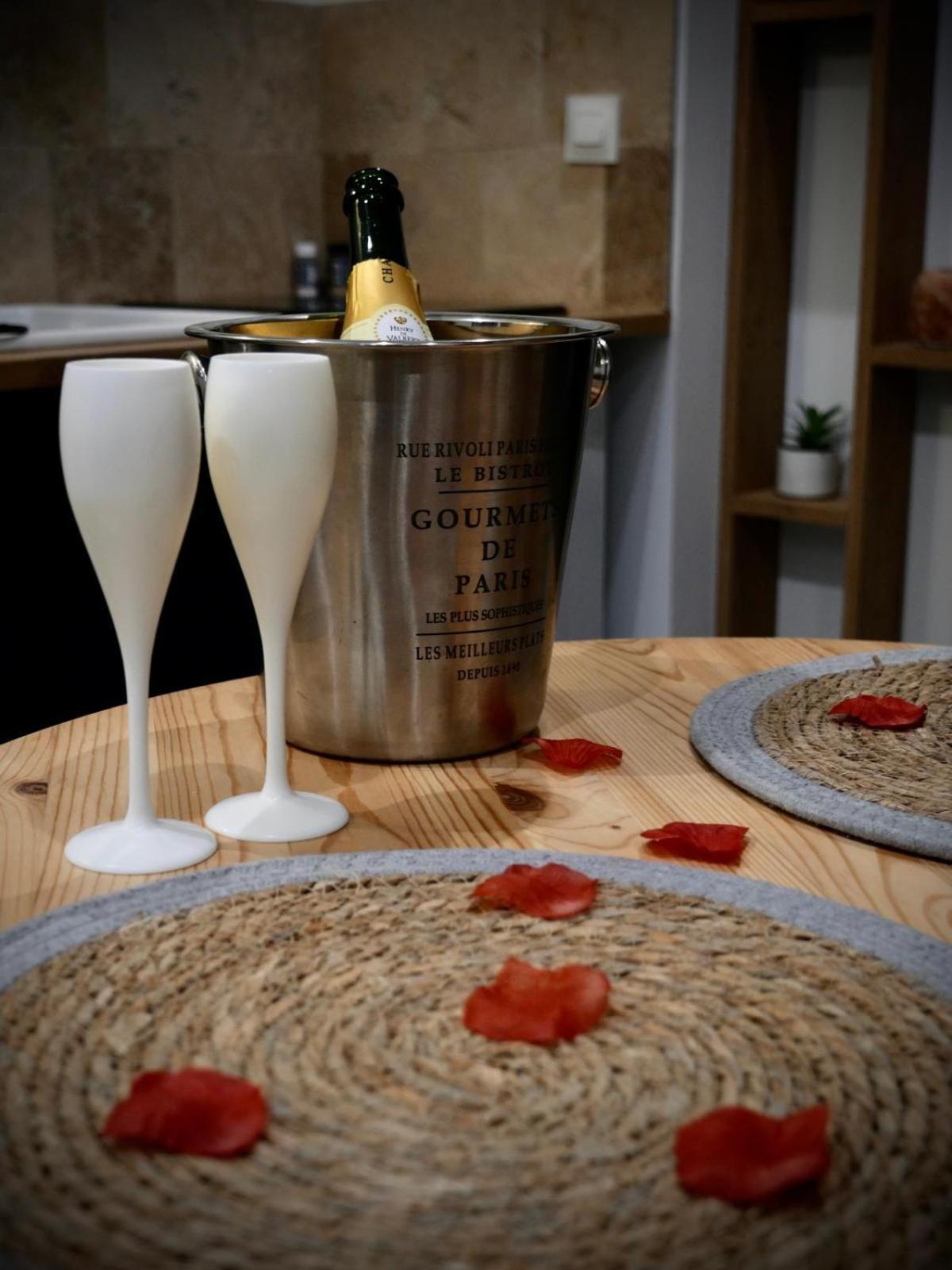 Maison Prestige Le Donjon Des Plaisirs Jacuzzi Montluel Eksteriør bilde