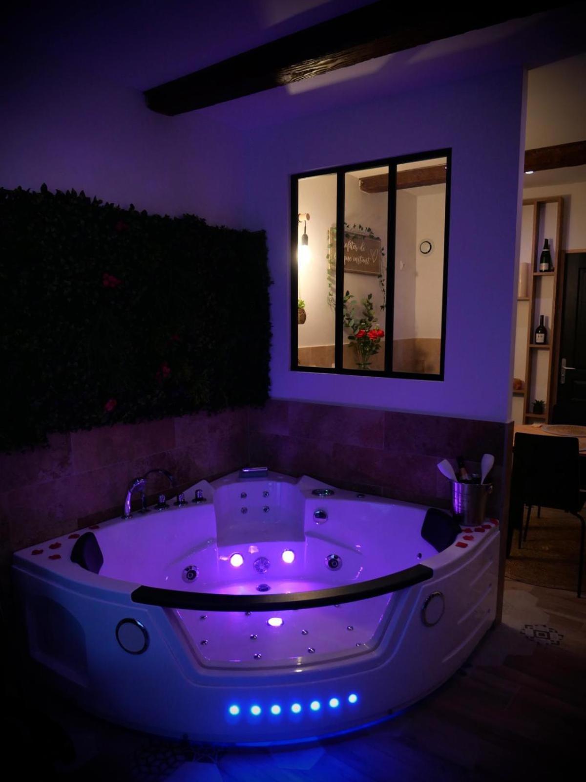 Maison Prestige Le Donjon Des Plaisirs Jacuzzi Montluel Eksteriør bilde