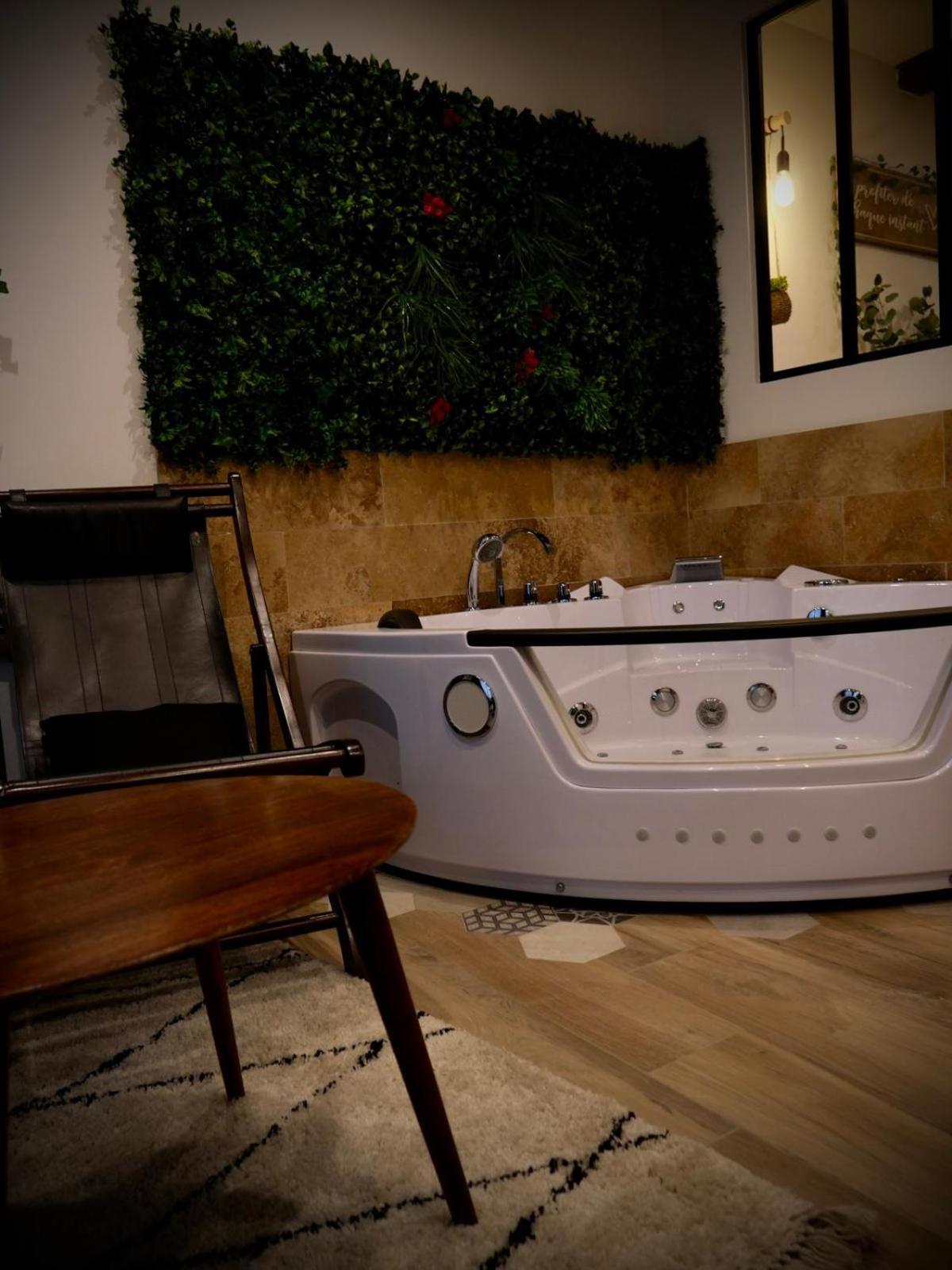 Maison Prestige Le Donjon Des Plaisirs Jacuzzi Montluel Eksteriør bilde