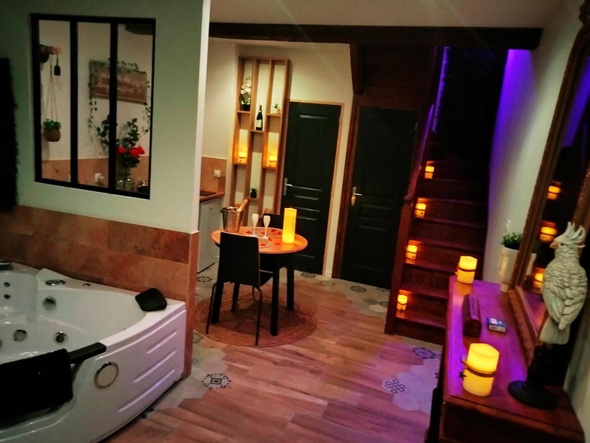 Maison Prestige Le Donjon Des Plaisirs Jacuzzi Montluel Eksteriør bilde