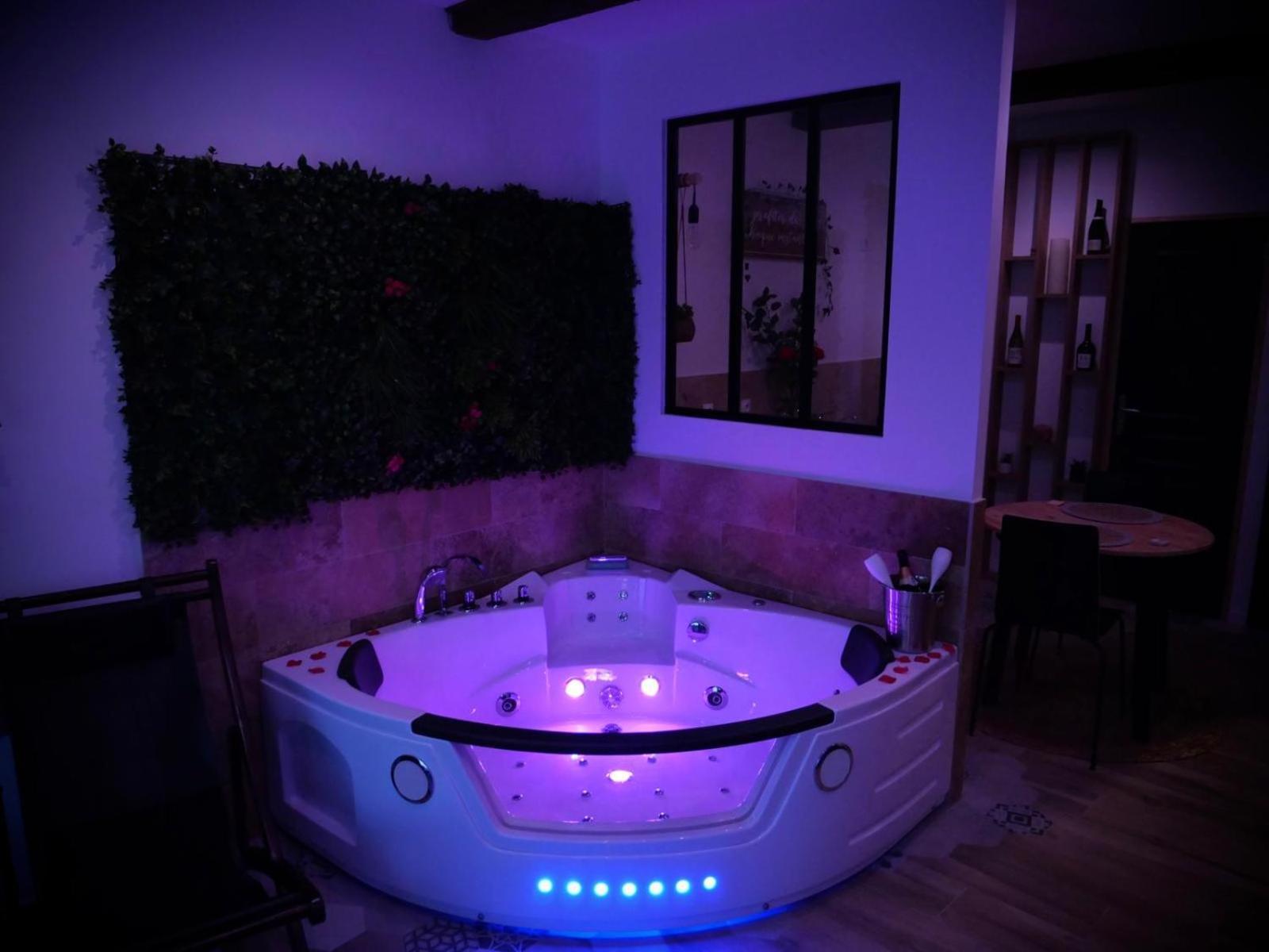 Maison Prestige Le Donjon Des Plaisirs Jacuzzi Montluel Eksteriør bilde
