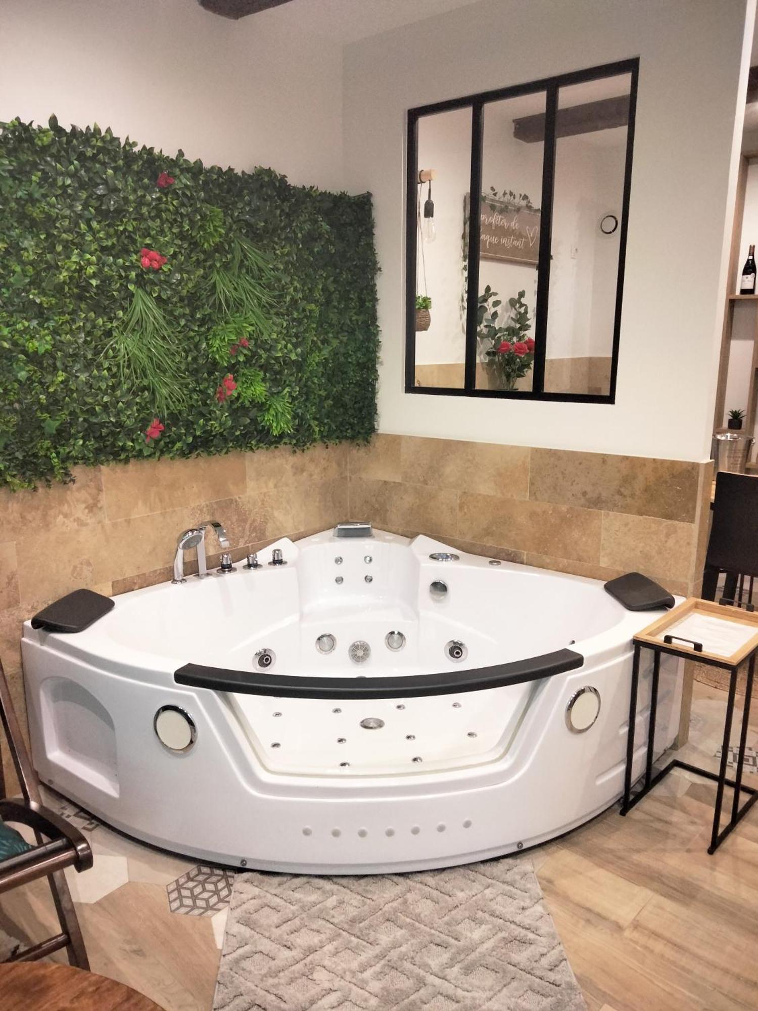 Maison Prestige Le Donjon Des Plaisirs Jacuzzi Montluel Eksteriør bilde